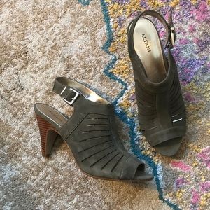 Unworn Alfani Suede Peep Toe Heels size 7.5